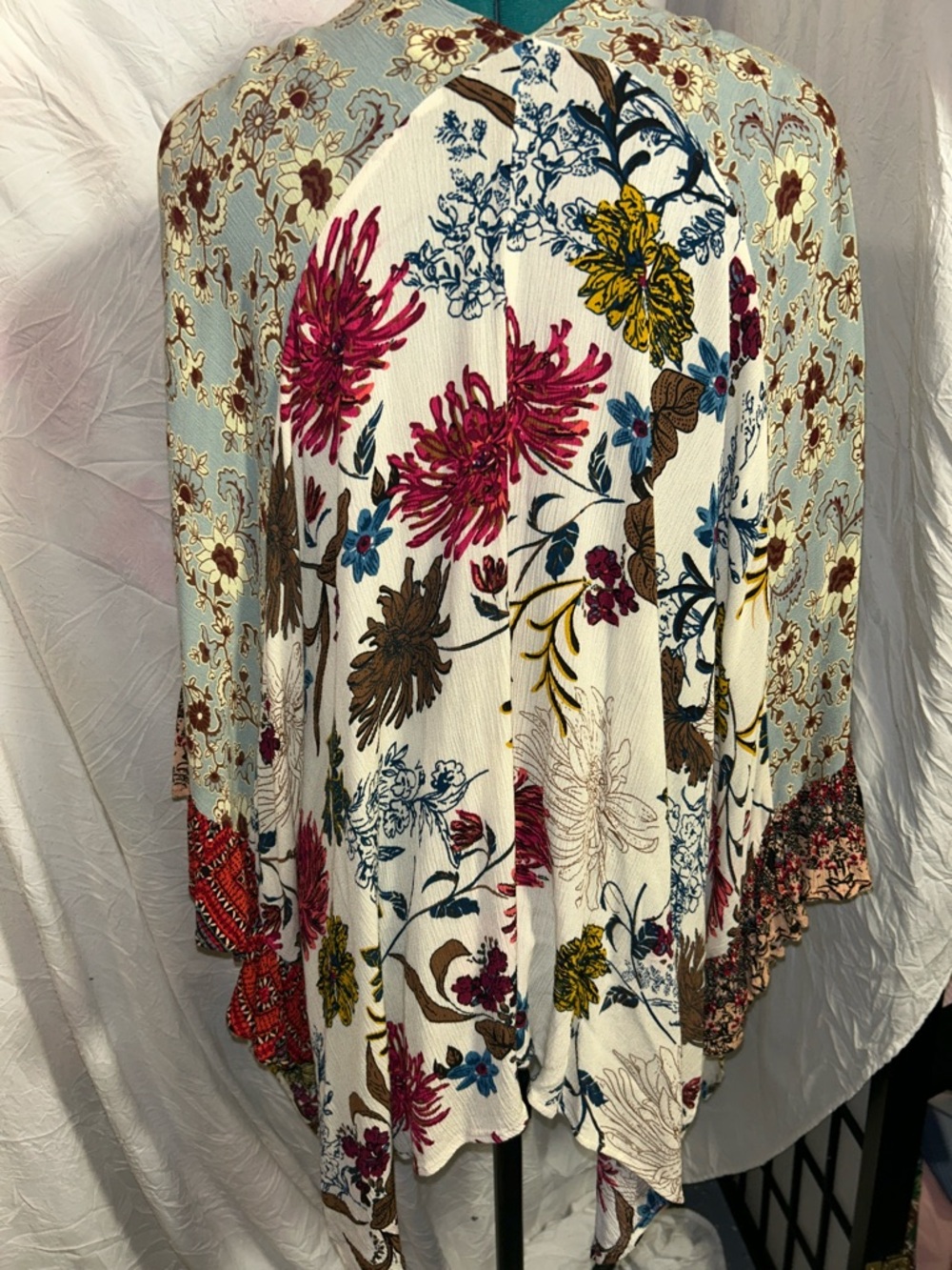 Umgee Floral Open-Front Tunic  Kimono Cardigan in Ivory, Pink & Blue size medium - Picture 7 of 9